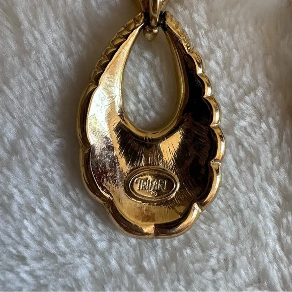 Vintage Trifari Clip On Earrings Cream Enamel Gold Tone Geometric - Picture 3 of 4